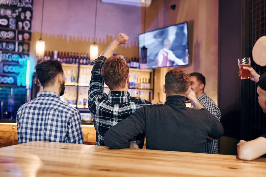 disfrutar con tu amigos de un partido de futbol