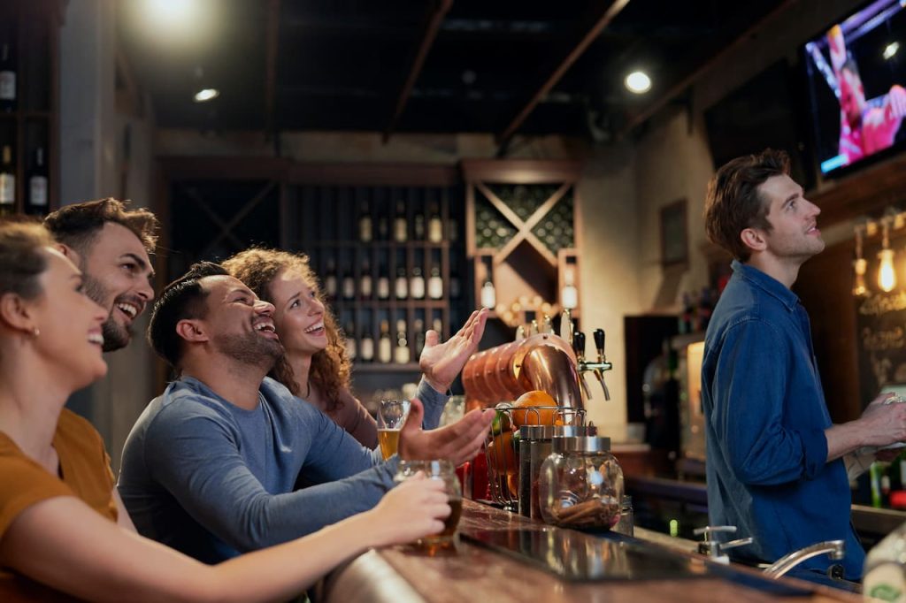 Ver deportes con los amigos en el bar