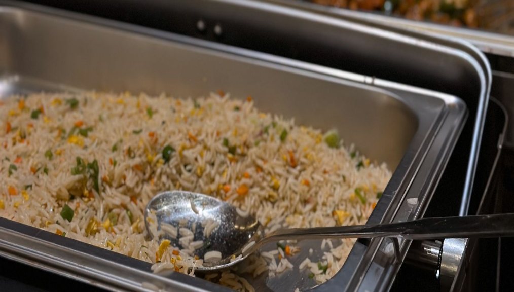 Bandeja de arroz en la linea de servicio de un comedor