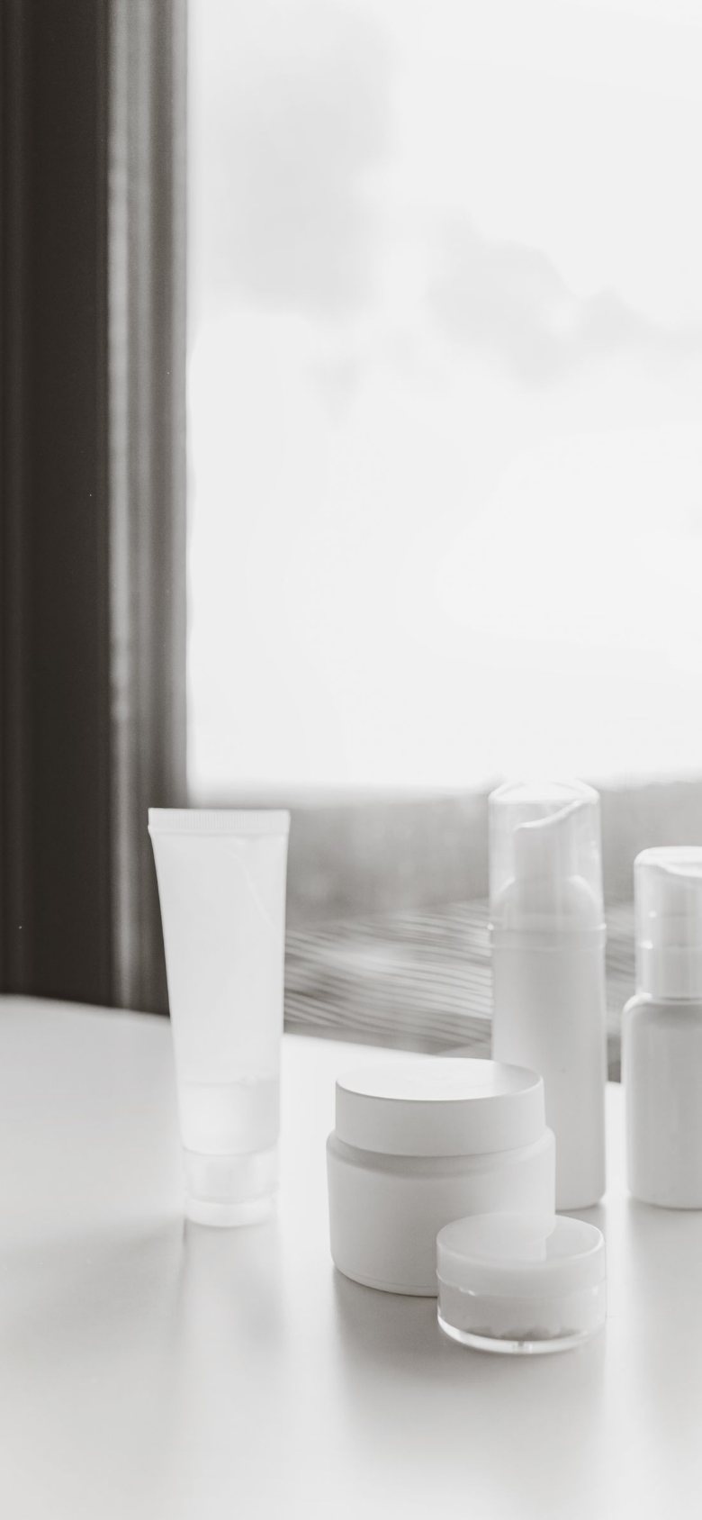 Productos de belleza sobre fondo claro, en el movil