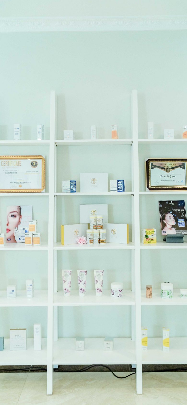 Estanteria con productos de un centro de estetica, en el movil