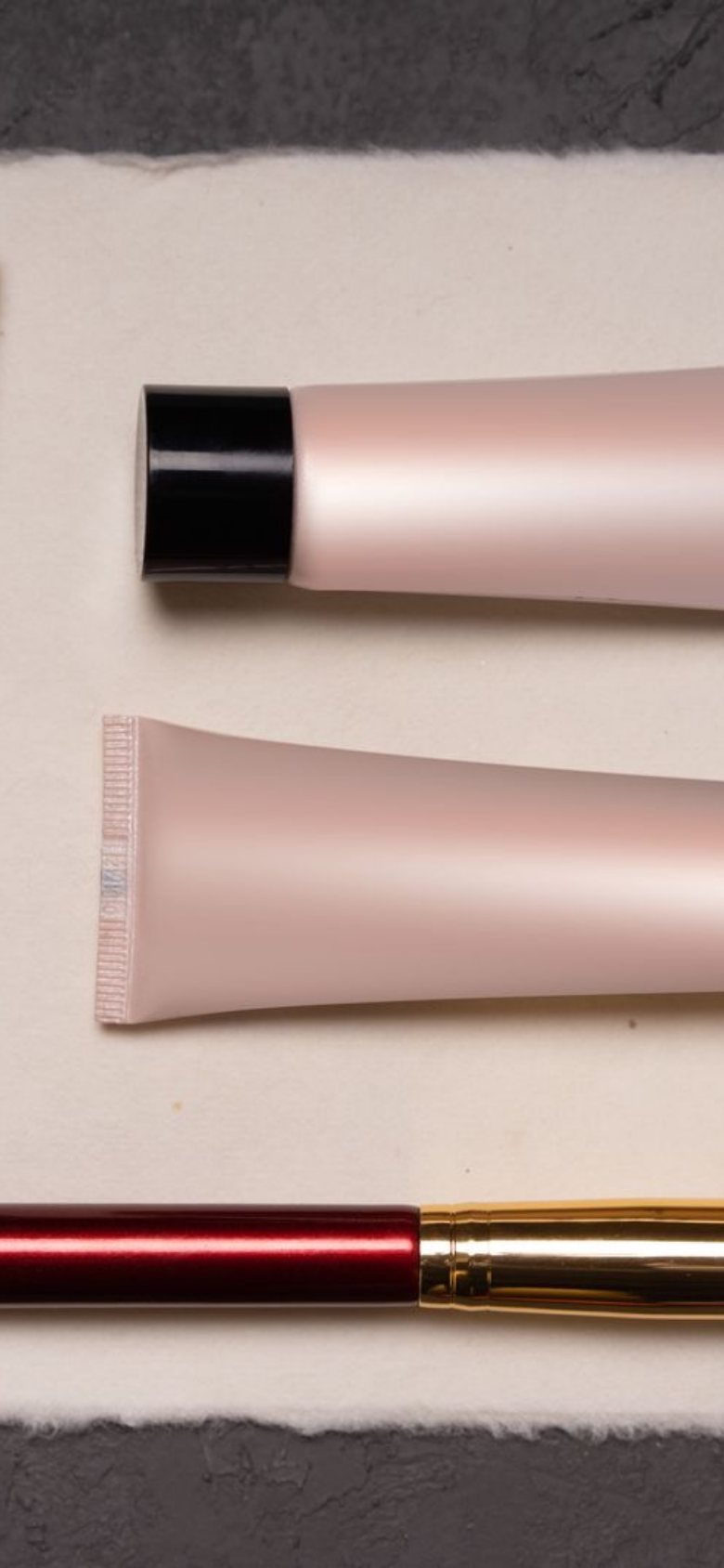 Cosmeticos y brocha sobre la mesa